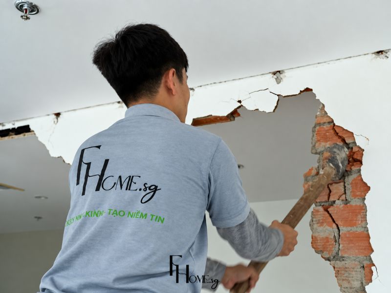 Nhân sự FHome Sài Gòn tháo dỡ tường gạch ngăn phòng nhưng giữ nguyên kết cấu dầm cột chịu lực