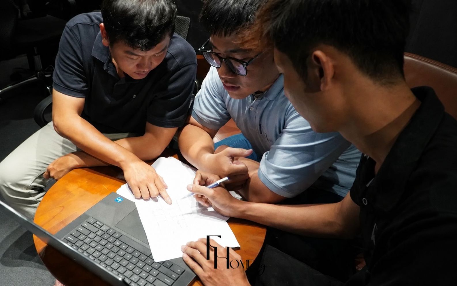 Nhóm kỹ thuật FHome đối chiếu bản vẽ trước khi triển khai