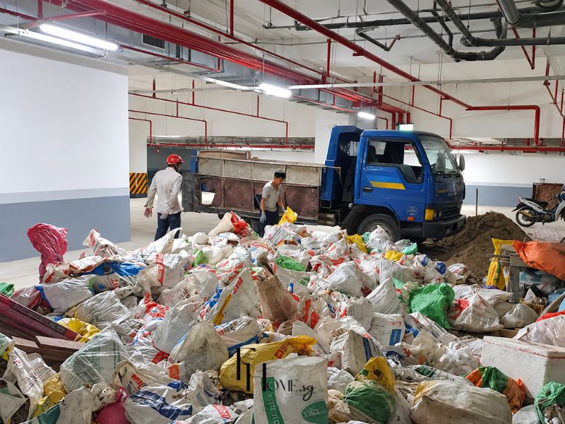 Rác thải cải tạo căn hộ được đóng bao gọn gàng và tập kết tại tầng hầm chờ xe chở đi