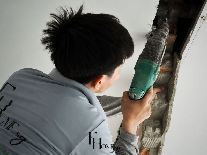 Thợ FHome Sài Gòn đục tường cẩn thận để tránh ảnh hưởng đến dầm cột căn hộ bàn giao thô