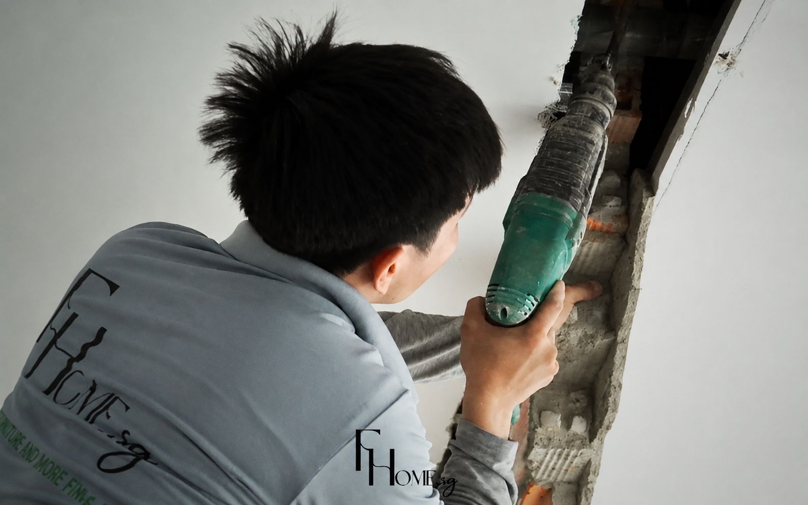 Thợ FHome Sài Gòn xử lý phần tường cũ khi cải tạo nội thất