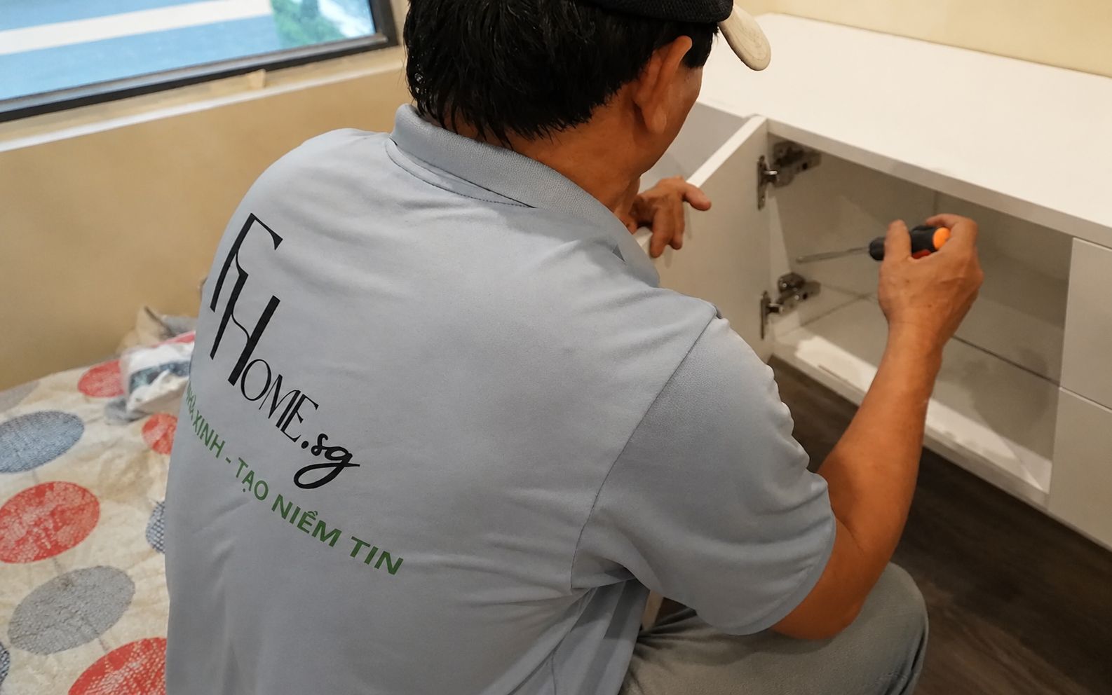 Thợ FHome lắp bản lề tủ cho không gian phòng ngủ