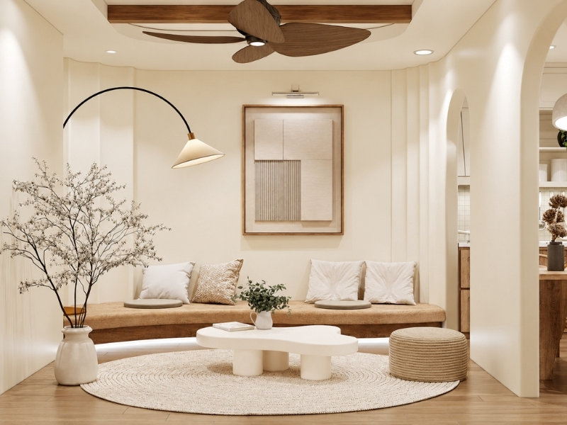 Phòng khách căn hộ 35m2 với ghế băng sát tường, bàn trà nhỏ và lối đi vòm cong