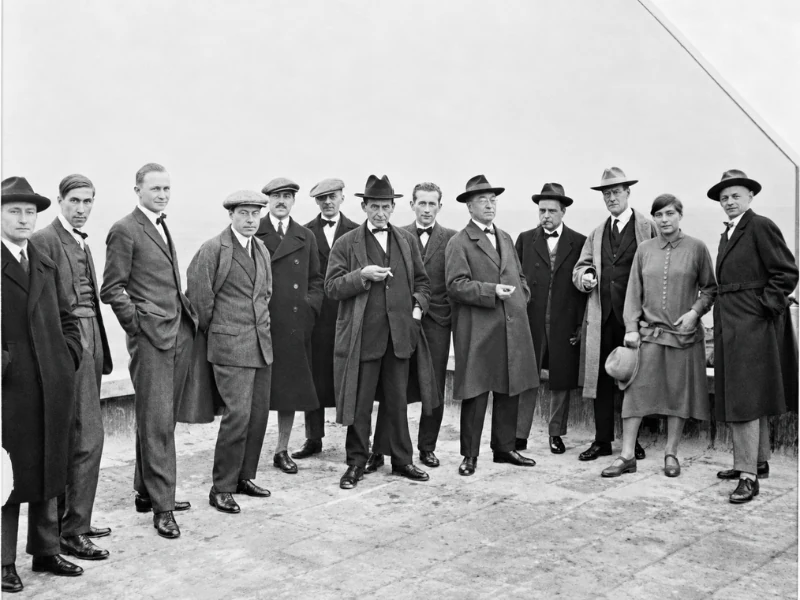 Nhóm nghệ sĩ và kiến trúc sư gắn liền với phong trào Bauhaus tại Đức