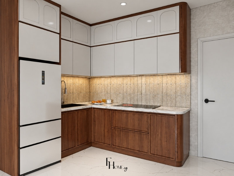 Bếp chữ L căn hộ 46m2 với tủ gỗ, tủ trên màu kem và mặt đá sáng