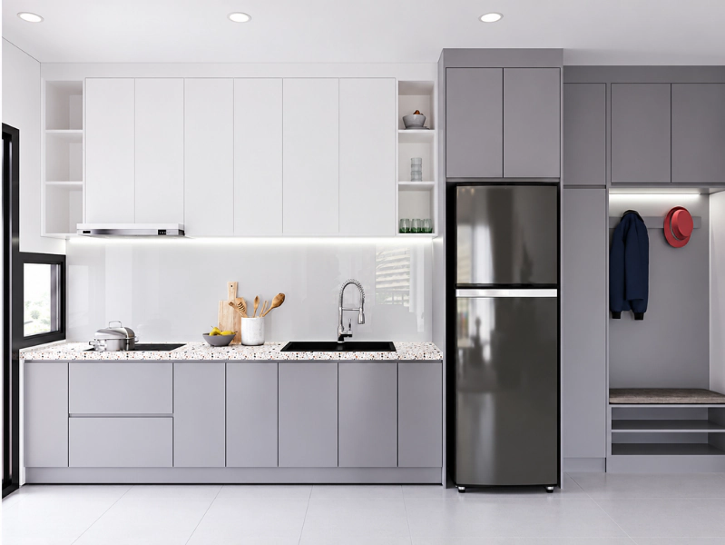 Phòng bếp chung cư 70m2 có tủ xám cùng tủ lạnh đen và ghế băng