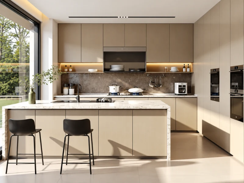 Phòng bếp hiện đại với tủ bếp kịch trần, đảo bếp mặt đá và thiết bị âm tủ