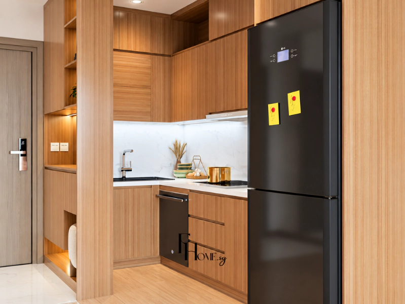 Phòng bếp Japandi Vinhomes Grand Park với tủ gỗ và tủ lạnh đen