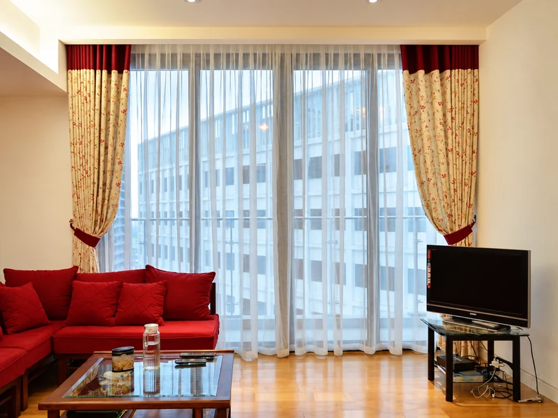 Phòng khách căn hộ sử dụng rèm cửa hai lớp giúp điều tiết ánh sáng và tăng sự riêng tư