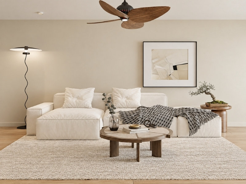 Phòng khách phong cách Nhật Bản với sofa thấp, bàn trà gỗ và tông be