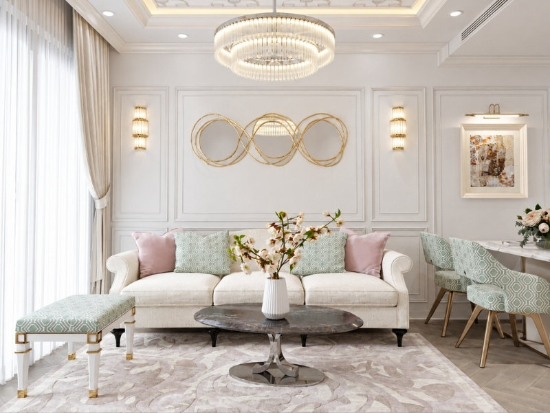 Phòng khách tân cổ điển với sofa nỉ, bàn đá marble và đèn chùm pha lê