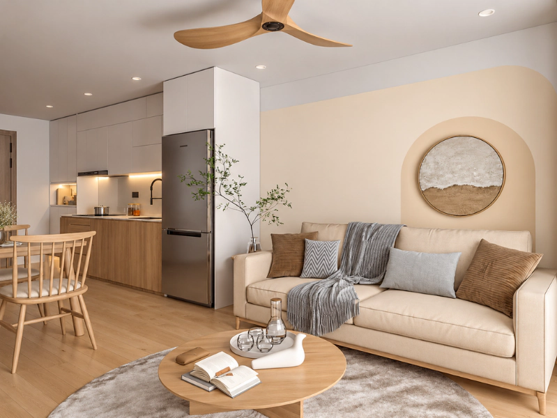 Phòng khách căn hộ 50m2 với sofa văng, bàn trà tròn, bếp chữ I và tủ lạnh đặt sát tường