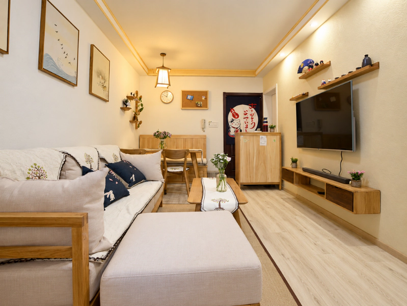 Phòng khách chung cư 2 phòng ngủ với sofa chữ L màu trắng