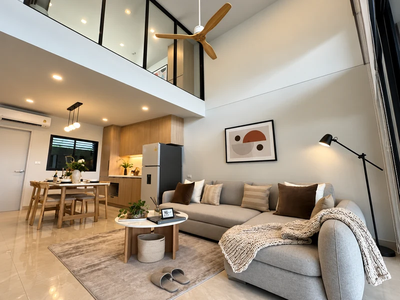 Phòng khách chung cư trần cao có quạt trần gỗ, sofa xám, bàn ăn và khu bếp