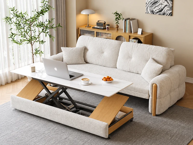 Phòng khách chung cư với sofa sáng màu, bàn trà nâng hạ, laptop và tủ kệ lưu trữ phía sau