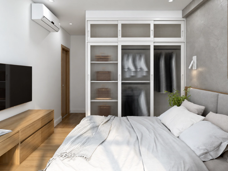 Phòng ngủ chung cư 75m2 với tủ kính kịch trần và tivi treo