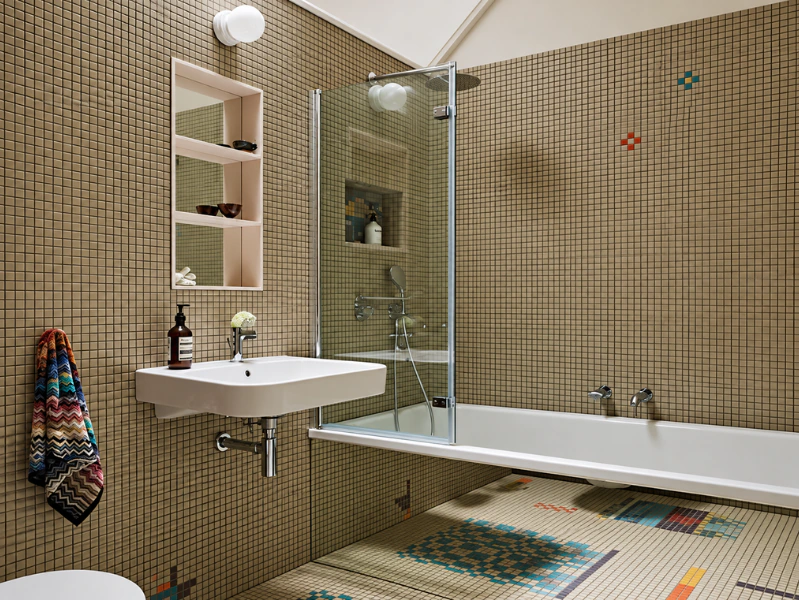 Phòng tắm chung cư với bồn tắm gạch mosaic và lavabo treo