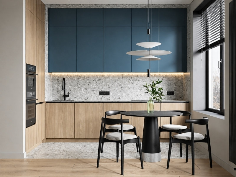 Phòng bếp căn hộ 40m2 với tủ kịch trần xanh lam, bàn ăn tròn và ghế đen