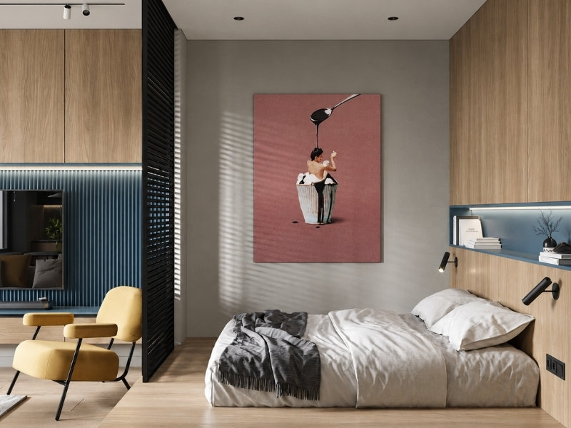Phòng ngủ căn hộ 40m2 với giường bục, tủ gỗ kịch trần, kệ đầu giường và ghế bành vàng