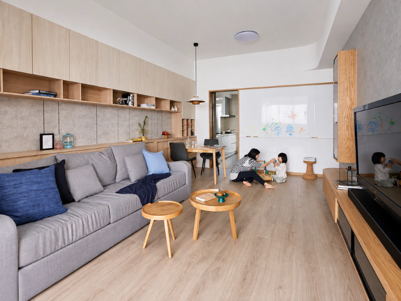 Phòng khách chung cư cho gia đình có con nhỏ với góc chơi rộng