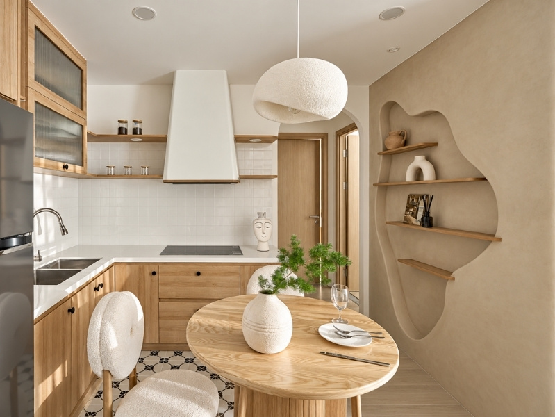 Chung cư 2 phòng ngủ phong cách Wabi Sabi có bàn ăn, hốc tường cong.