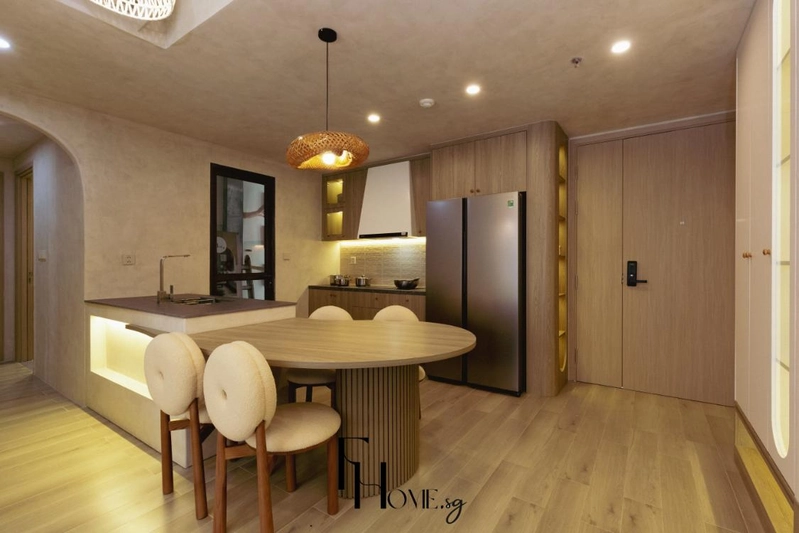 Bàn ăn bầu dục nối liền đảo bếp trong căn hộ Lumiere Boulevard