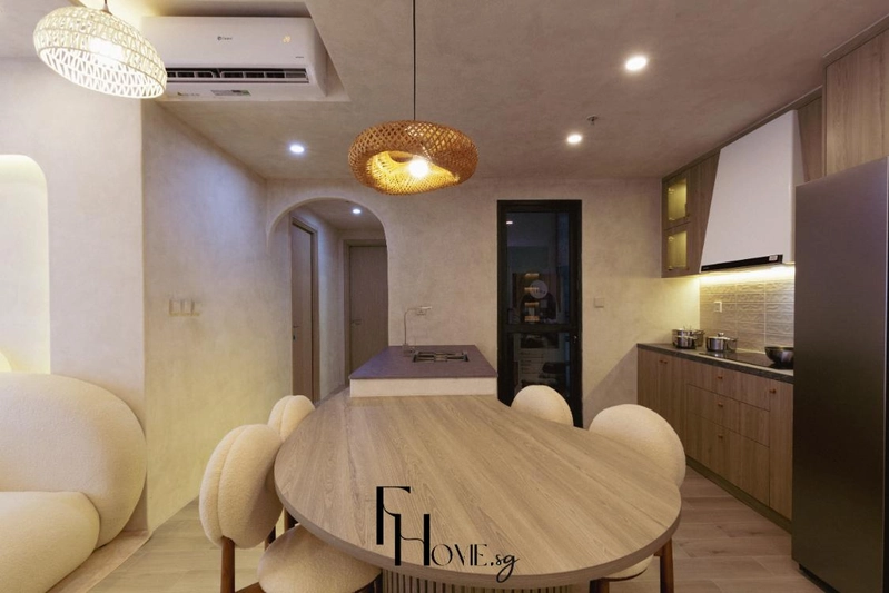 Bàn ăn gỗ mặt bầu dục cạnh bếp mở trong căn hộ Wabi Sabi