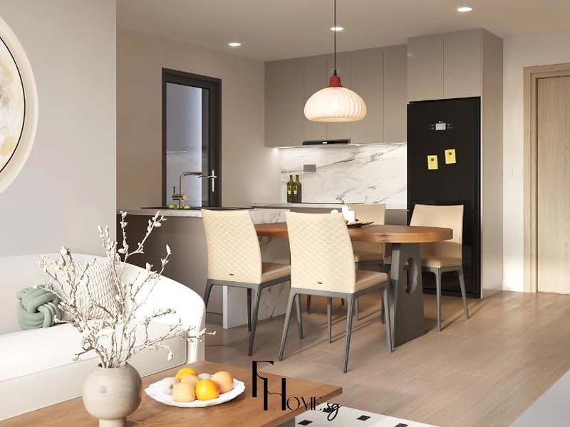 Bàn ăn gỗ tròn với ghế bọc da kem cạnh bếp chữ I và tủ lạnh đen trong căn hộ tông be
