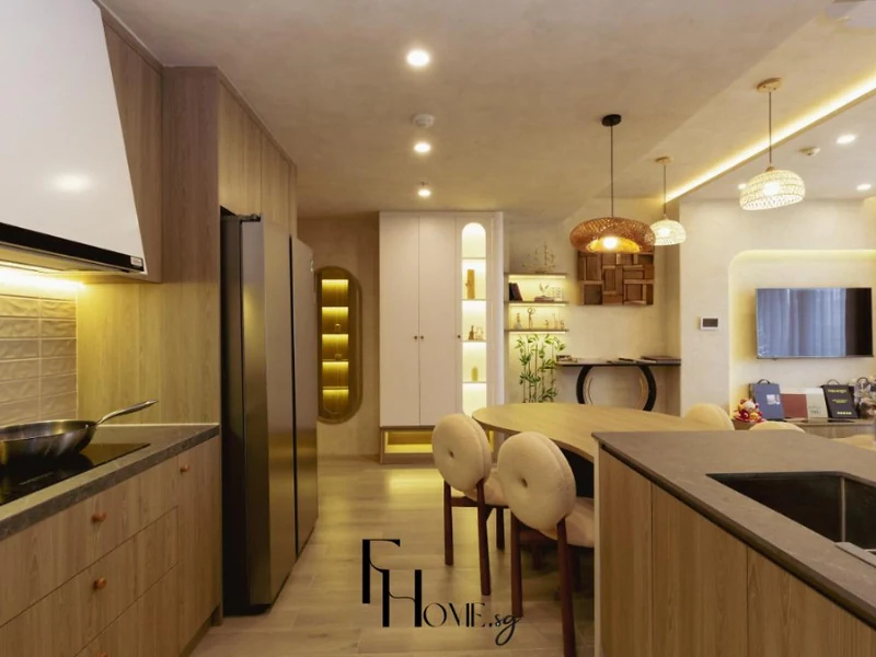 Bếp gỗ sáng với tủ lạnh âm tủ, hốc kệ vòm đèn hắt và bàn ăn ghế tròn