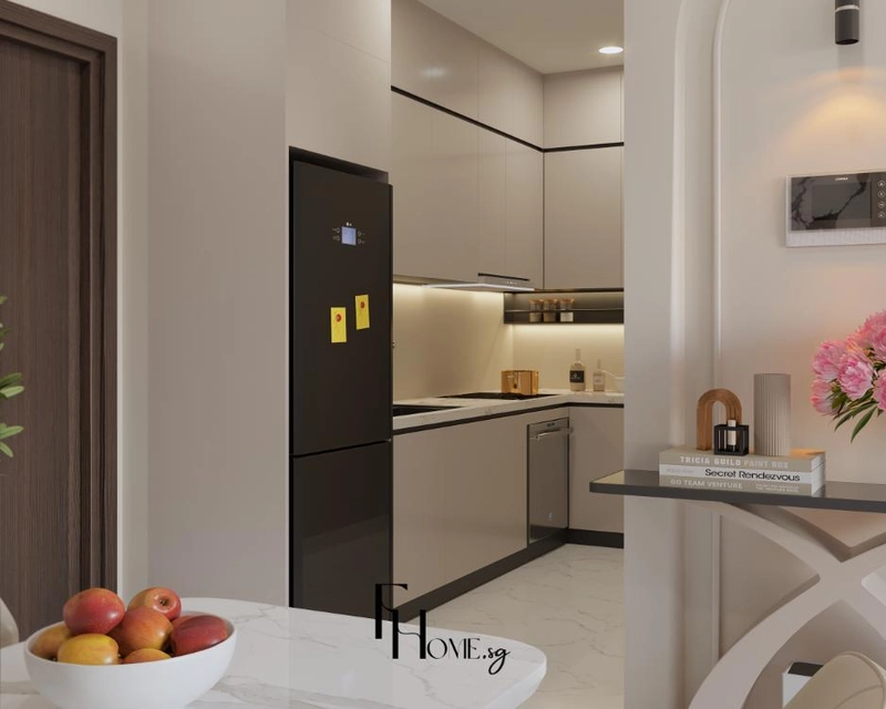 Khu bếp tông màu be với tủ lạnh đen và bát trái cây trên bàn
