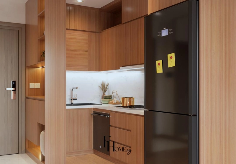 Bếp chữ L với tủ gỗ cao sát trần mặt đá trắng cạnh tủ lạnh