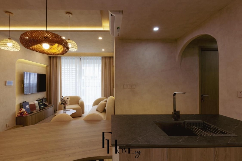 Cửa vòm dẫn vào hành lang các phòng ngủ nhìn từ đảo bếp