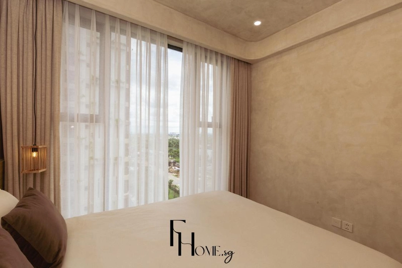 Góc phòng ngủ có rèm voan và tường Microcement màu be
