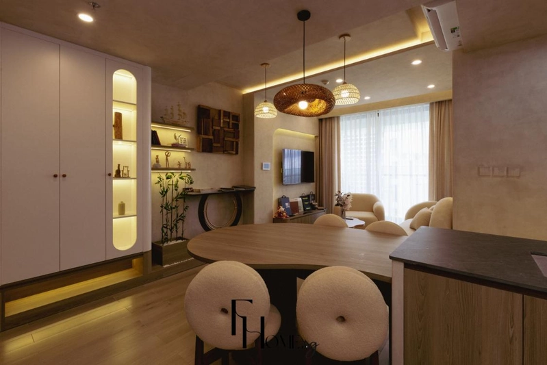 Hàng tủ cao sát trần và bàn ăn bầu dục trong căn hộ Wabi Sabi