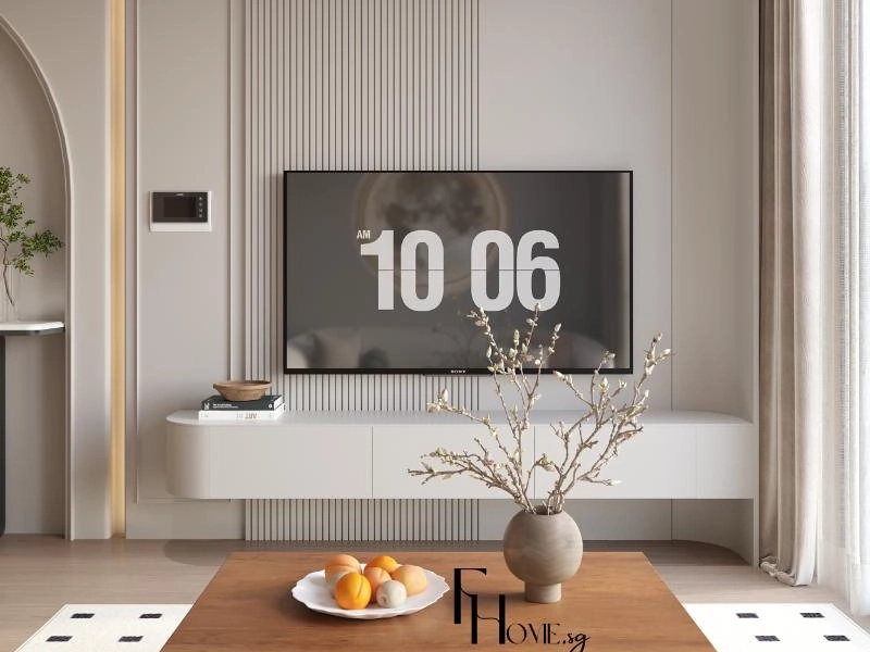 Kệ tivi treo bo cong màu trắng trước vách nan dọc, bên cạnh là hốc vòm tường