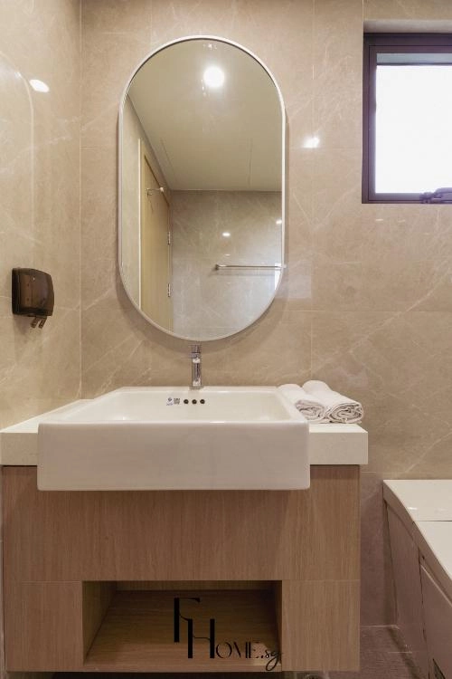 Lavabo đặt trên tủ gỗ hộc mở cùng gương bo tròn dáng thuôn