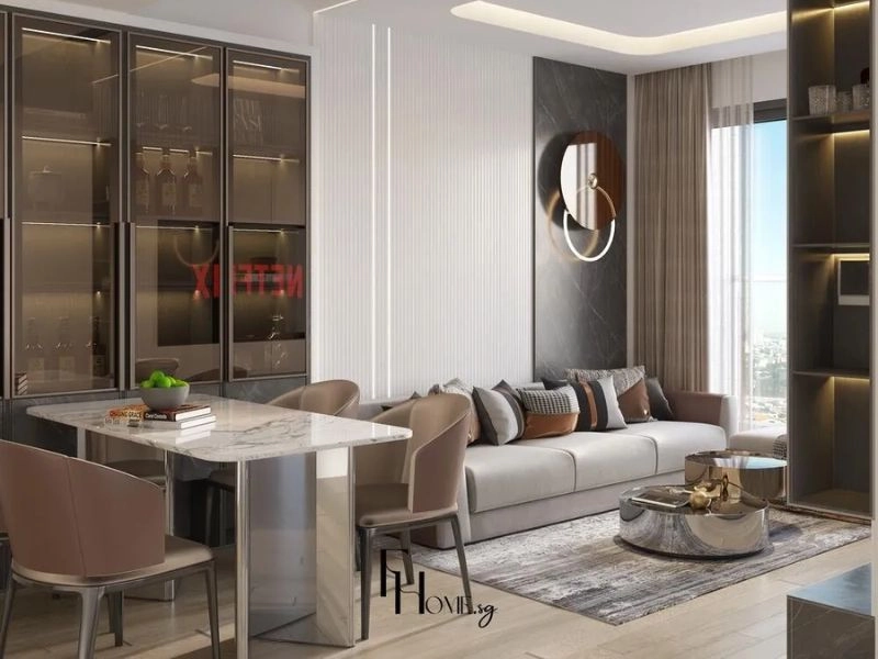 Bàn ăn mặt đá cạnh tủ kính và sofa xám trong khu sinh hoạt chung