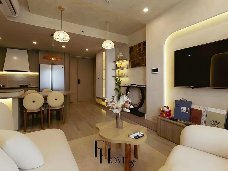 Phòng khách liền bếp căn hộ Wabi Sabi với tường vữa màu be, đèn mây và ghế ăn tròn