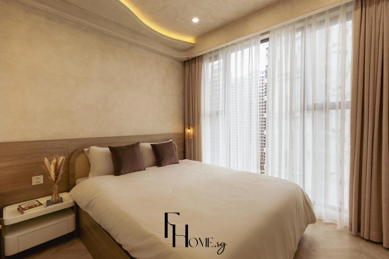 Phòng ngủ thứ nhất với đầu giường mây bo vòm và trần lượn sóng