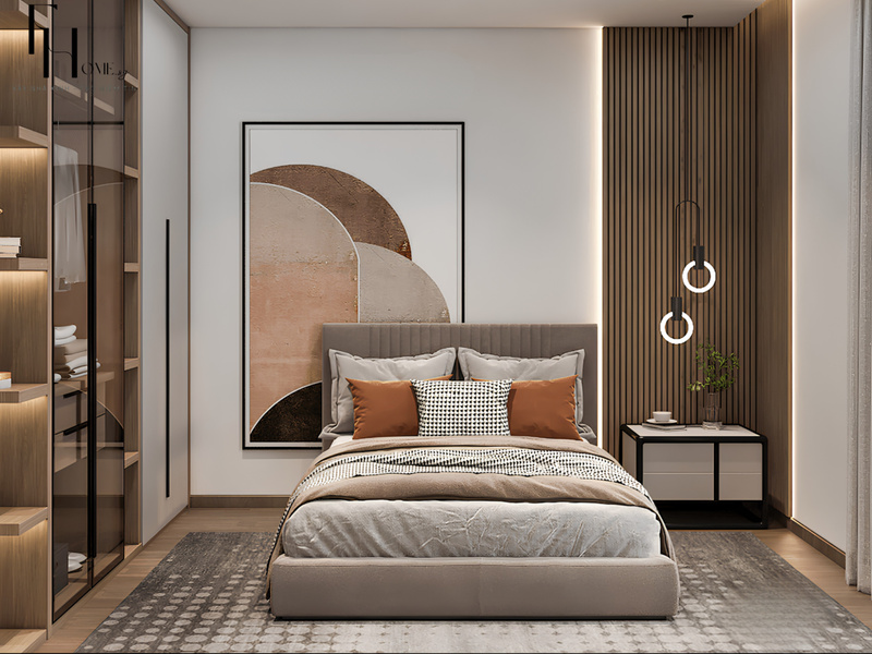 Giường tông đất đặt dưới tranh trừu tượng lớn, cạnh kệ kính và đèn thả