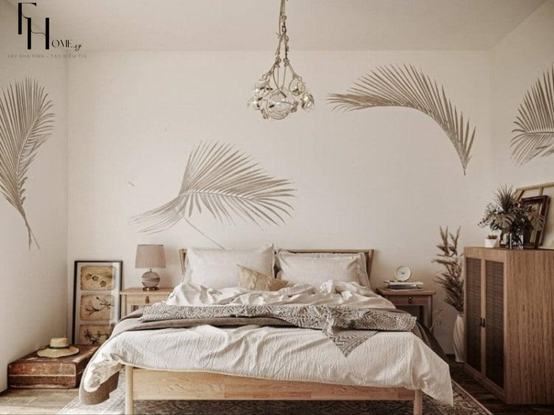 Giường gỗ sáng trước tường in lá, cạnh đèn thả và tủ thấp phong cách vintage