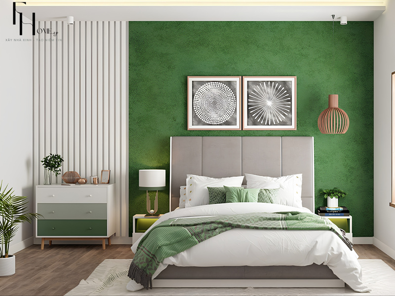 Giường trắng trước mảng tường xanh lá, cạnh cây chậu và kệ nhỏ