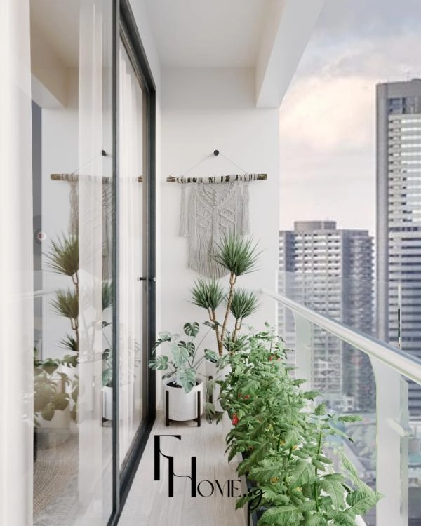 Tấm macramé treo tường và chậu cây dọc ban công nhìn ra thành phố