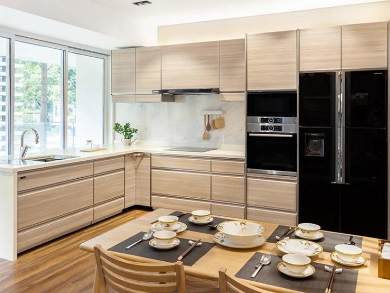 Mẫu tủ bếp chữ L kết hợp tủ lạnh âm