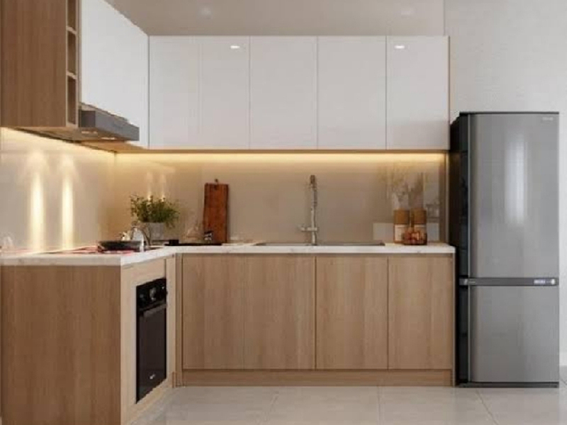 Mẫu tủ bếp chữ L trắng phối vân gỗ