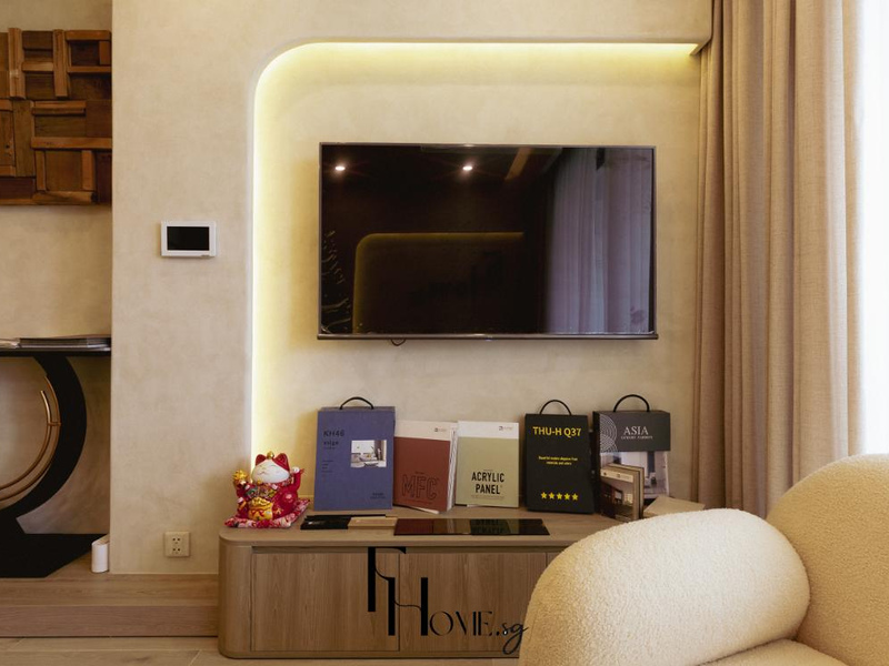 Vách tivi tường vữa bo góc có đèn hắt, kệ gỗ thấp và sofa vải xù màu kem