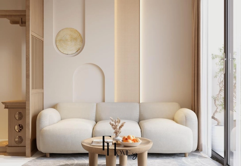 Sofa kem thấp trước mảng tường vòm cong có tấm trang trí tròn